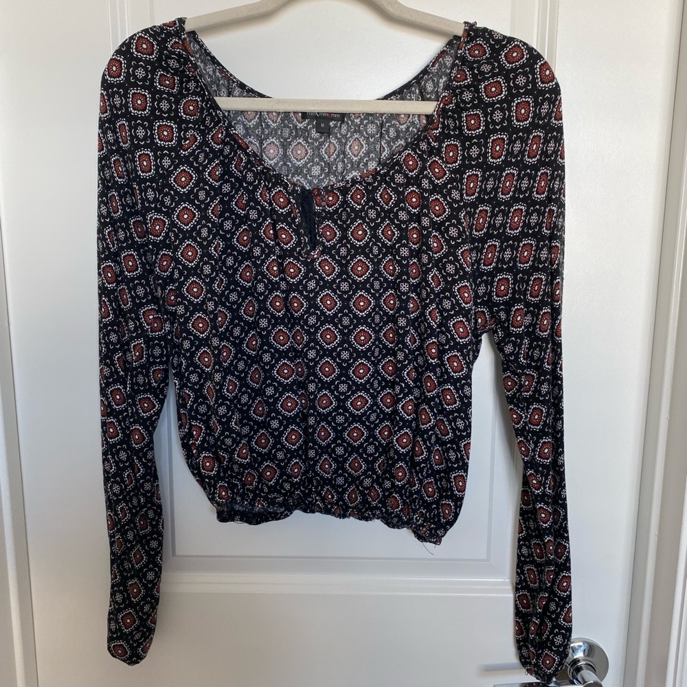 Patterned shirt in size M